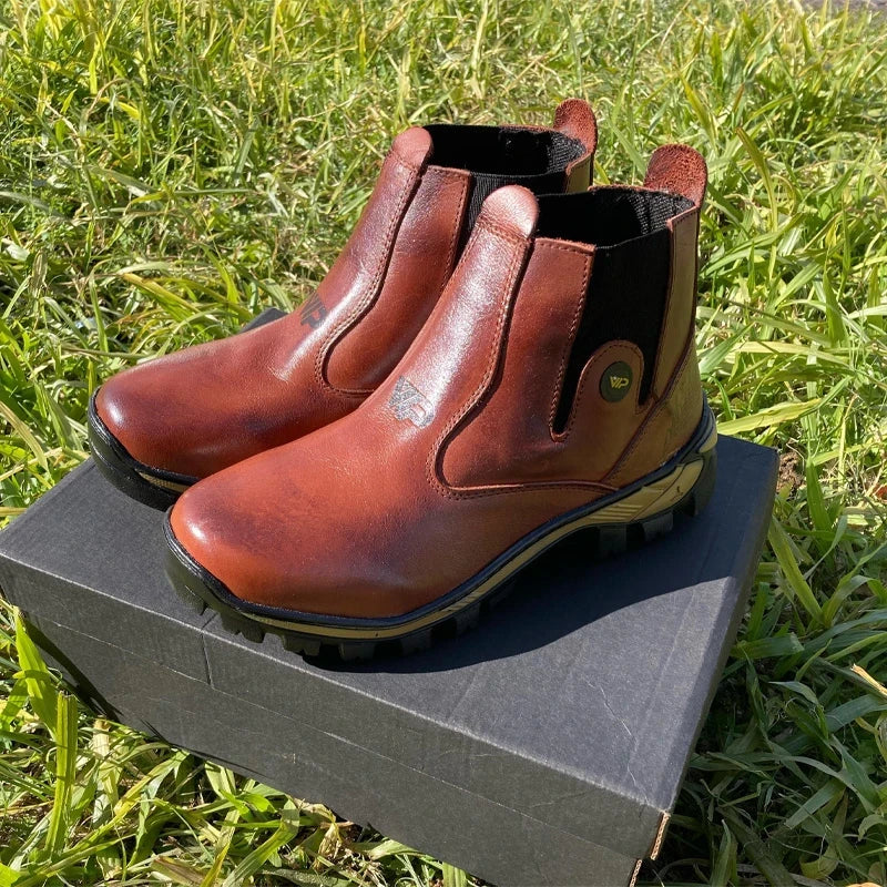 Bota Masculina Adventure em Couro Legítimo e Palmilha Ortopédica + BRINDES: Chapéu, Cinto, Carteira e Copo